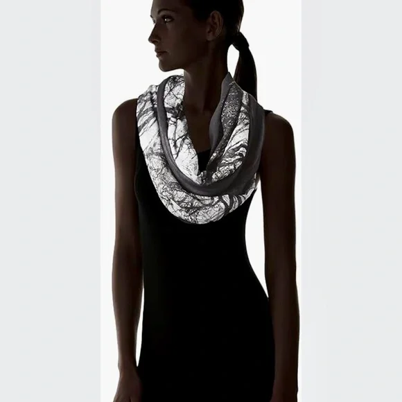 Calvin Klein scarf - Picture 3 of 3